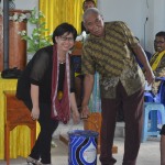 Penyerahan bantuan bahan bangunan untuk jemaat Lopo Matakus oleh ketua Komisi Perempuan Agape kepada Ketua Pembangunan Gereja