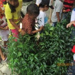 Kegiatan mencari telur paskah,salah satu aktivitas untuk adik-adik kelas kecil