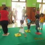 Aktivitas berkelompok untuk anak kelas kecil,dipimpin oleh Kak Nona