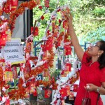 Jemaat saat mengambil angpao