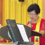 Ibu Joice Chengberlin saat memimpin doa syafaat dengan Doa Bapa Kami dalam bahasa Mandarin