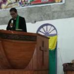 Pdt.Ronny Runtu,M.Th saat memimpin ibadah