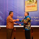 Penyerahan buku oleh Ketua Majelis GMIT Agape,Bapak Laurensius Lulu kepada Pdt.Herman Soekahar,M.Th sebagai hamba Tuhan mula-mula