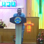 Pdt.Yandi Manobe,S.Th saat menyampaikan firman Tuhan