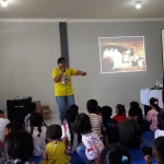 Ibu Dewi saat membawakan cerita Paskah di kelas kecil