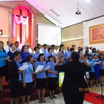 Choir Agape mengiringi nyanyian Mazmur berbalasan bersama jemaat