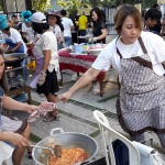 UPP.Wanita saat meracik nasi goreng