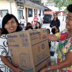 Ibu Anik saat menerima hadiah dispenser